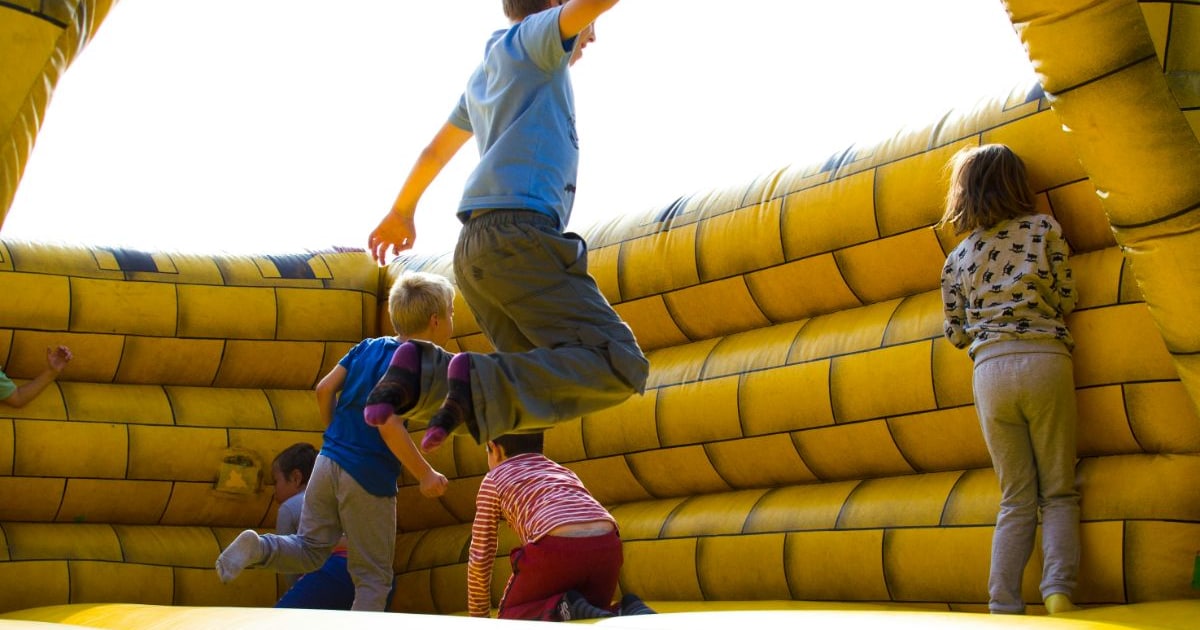 Springkussens, sport en spel op Marktplein Twello tijdens Voorst Zomerdagen