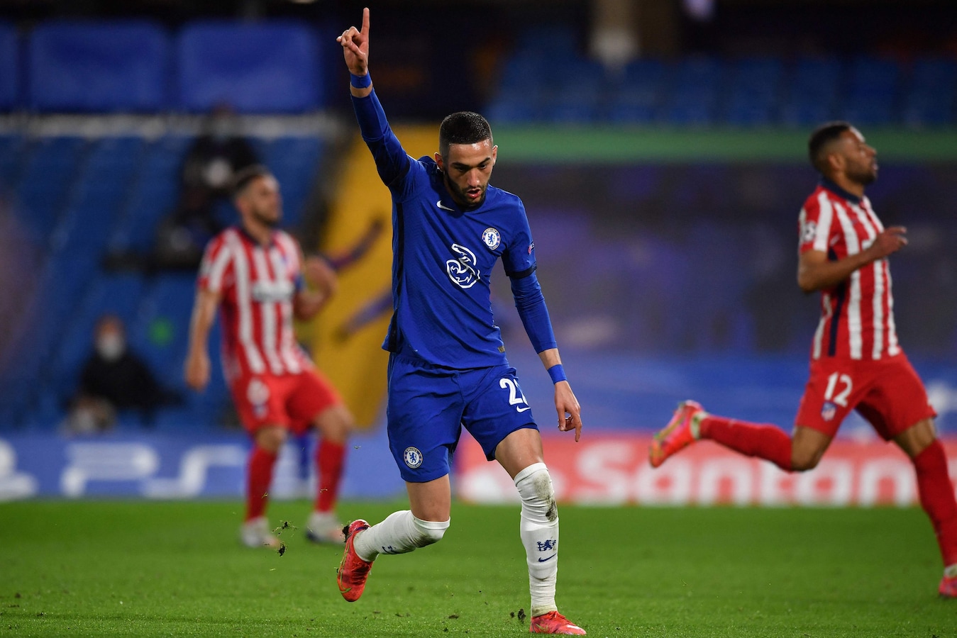 Hakim Ziyech loopt juichend weg nadat hij Chelsea op voorsprong heeft gezet.