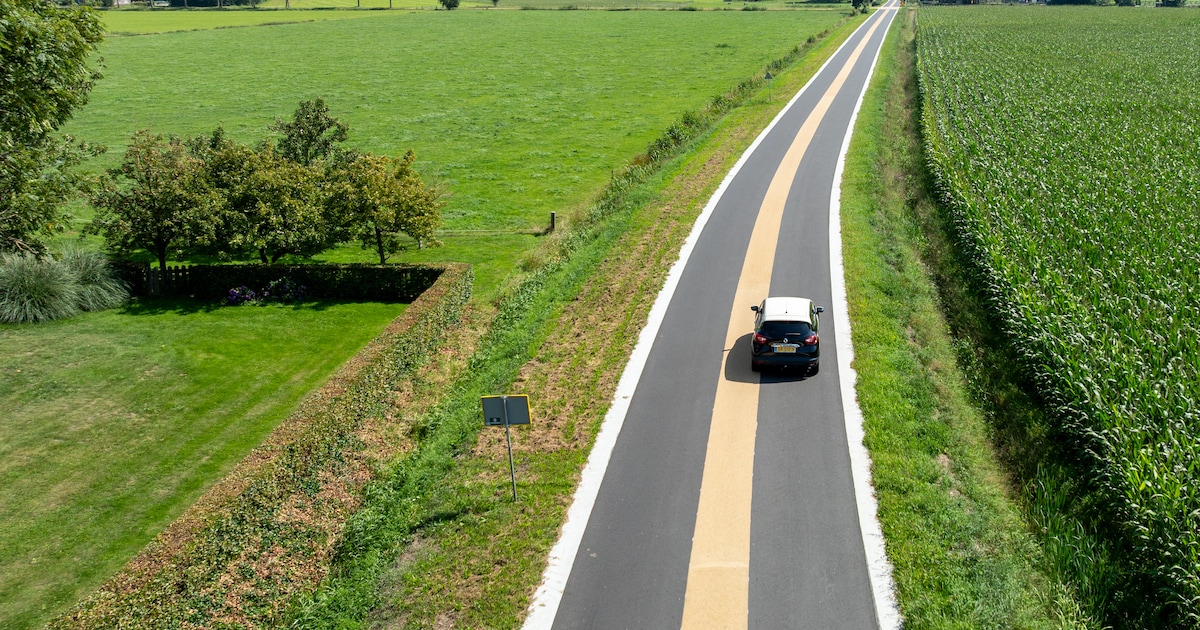 Na rood, groen en paars nu weer een gele middenstreep op de weg: dit is ...