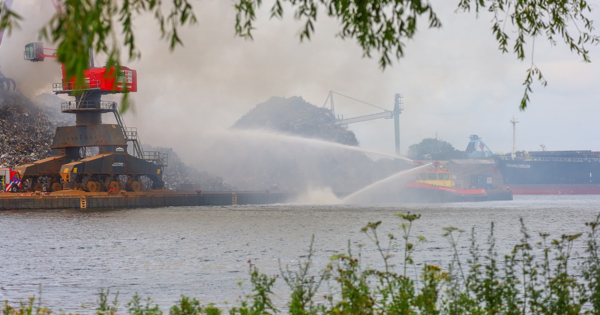 Brand bij afvalverwerker in Amsterdam
