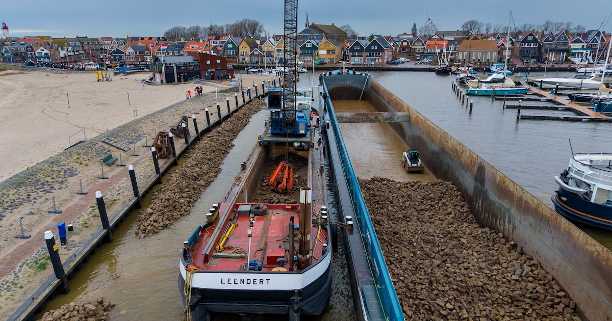 Deze noodmaatregel moet zwakke havenkades op Urk beschermen: ‘Instorten is reëel gevaar’