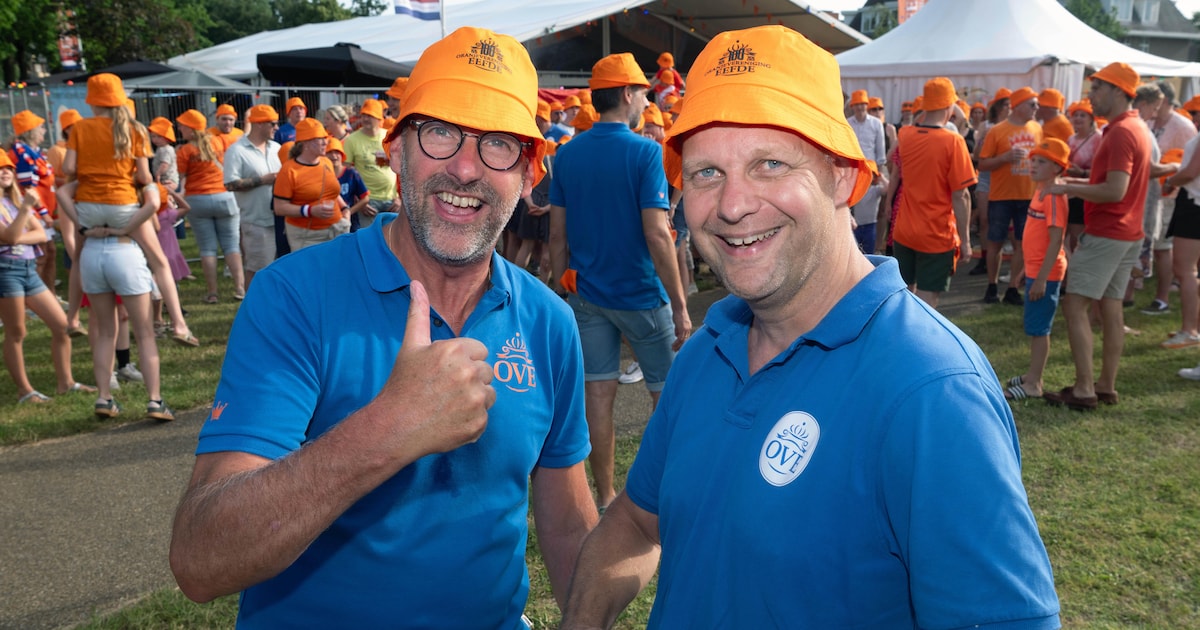 Bas en Peter wilden iets geks doen tijdens het dorpsfeest. Iets met oranje. Dit is het resultaat