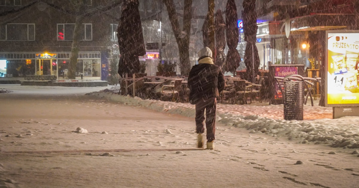 Flinke sneeuwval in het Noorden: Meerdere auto’s glijden van de weg en vrachtwagens vast in de sneeu
