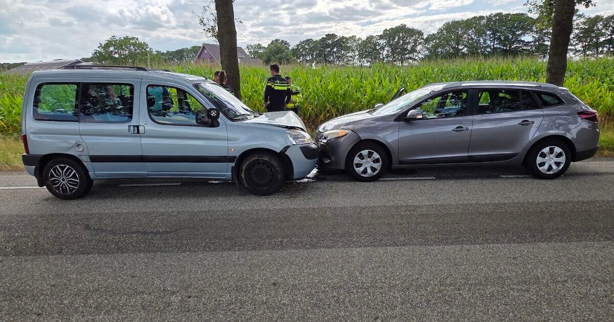 Twee auto's rijden frontaal op elkaar in Beltrum
