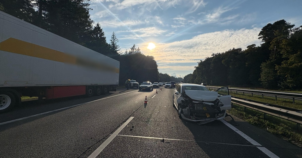 Lange file door ongeval op A28 bij Hulshorst, rijstrook dicht.