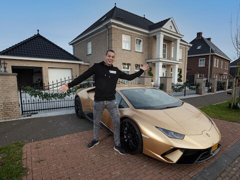 Chahid Charrak (30) uit Zeewolde haalde als kind alleen zijn veterstrikdiploma. Tegenwoordig is deze jonge man eigenaar van zes bedrijven in de sanitair- en tegelbranche en rijdt hij in een Lamborghini en woont in grote villa.