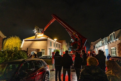 Schoorsteenbrand aan Groenestraat in Nijkerk snel onder controle