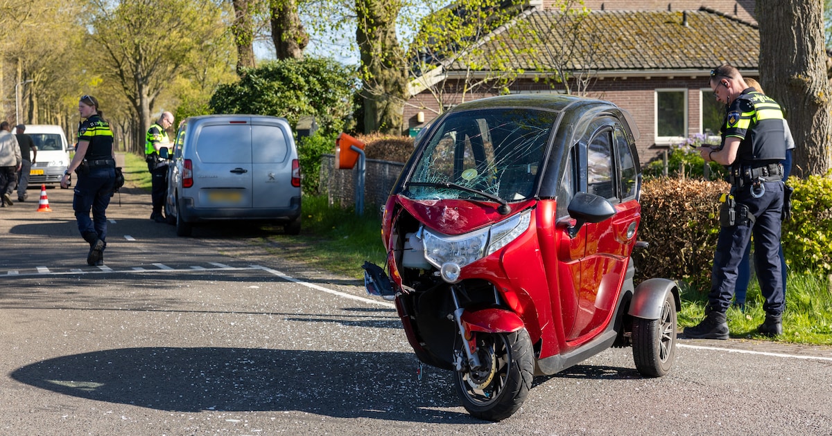 Brommobiel op zijn kant na botsing met defensievoertuig op de Dalmsholterdijk in Dalmsholte