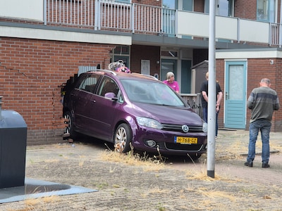 Auto knalt door muur van schuurtje in Almelo