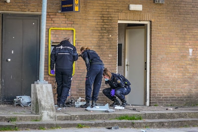 Harde knal en buurtbewoners zien plofkrakers op de hielen gezeten door de politie de straat uit race