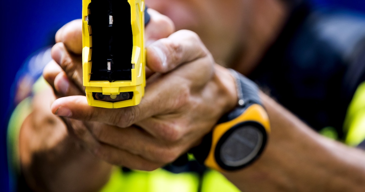 Woning in Nijeveen gesloten na vondst drugs en stroomstootwapens