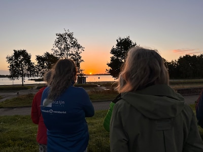 Schouder aan schouder lopen zij deze ochtend naar de zonsopgang: ‘Ik denk nog elke dag aan hem’