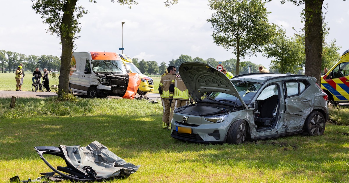 Auto eindigt na botsing in Lemelerveld met veel schade in weiland.