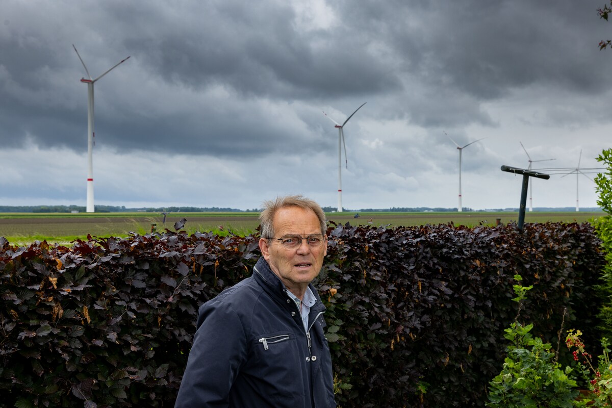 Frans Huurman heeft een rij windturbines nabij zijn huis en ervaart overlast. 