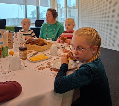 Ontbijt met burgemeester en wethouder op twee scholen in Olst-Wijhe