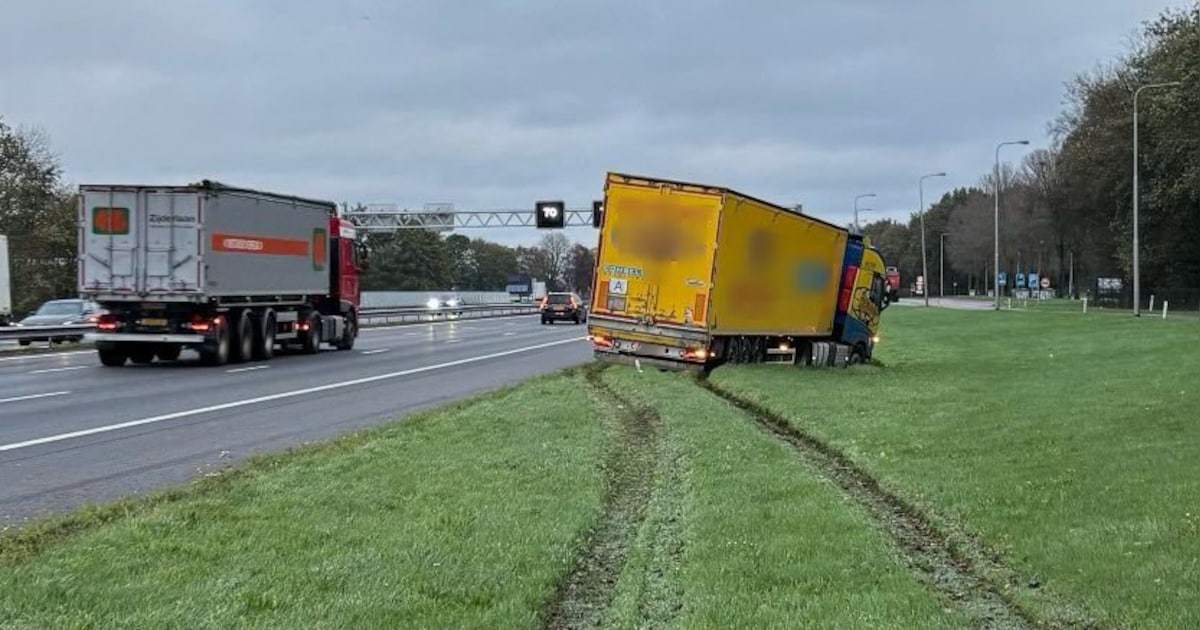 Vrachtwagen strandt in berm naast A28 bij Zwolle, rijstrook dicht