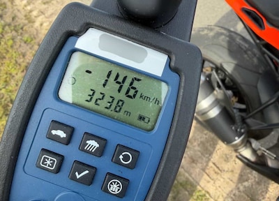 Hij mag er 60 kilometer per uur, maar deze motorrijder gaat véél harder over de N348