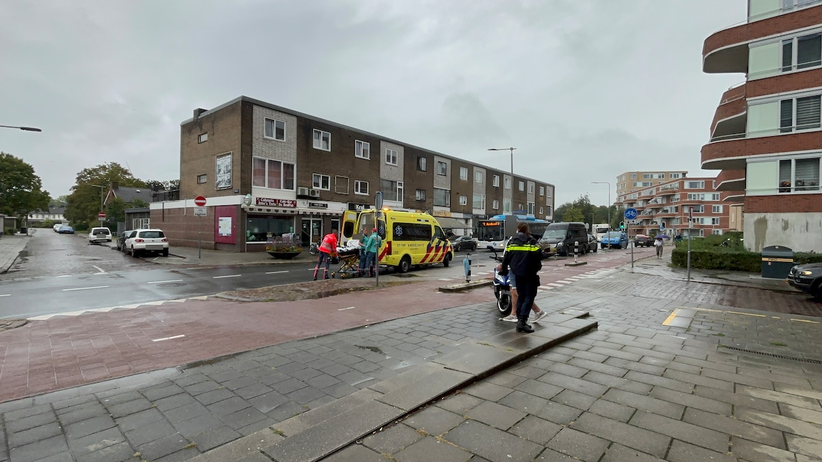 In Arnhem vond dinsdagmiddag een botsing plaats tussen scooter en auto.