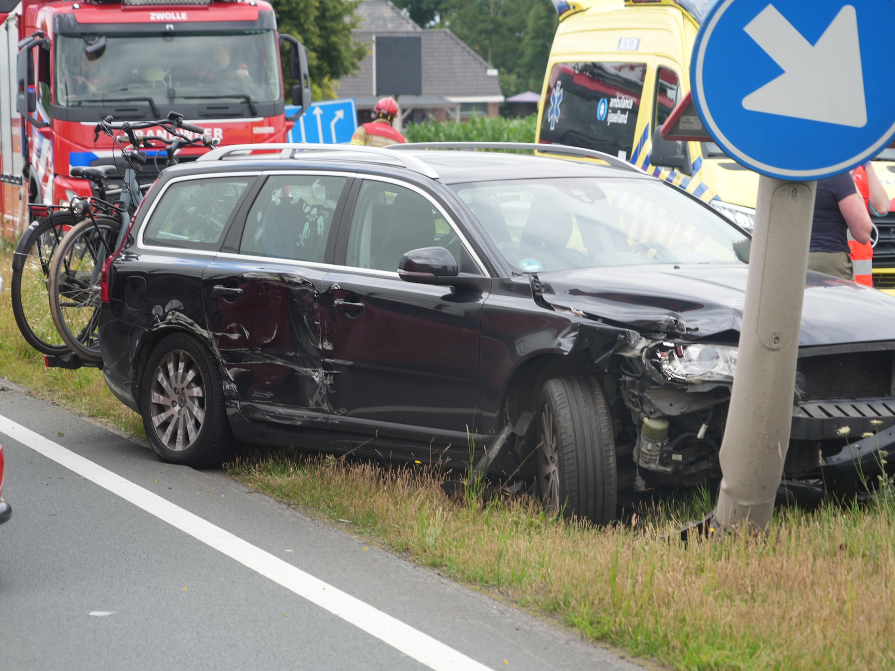 Auto eindigt buiten Zwolle hard tegen paal na botsing met vrachtwagen