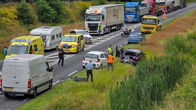 Bestuurder bestelbus ziet stilstaande file bij Delden over het hoofd omdat hij te hard reed en met t