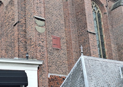 Amersfoorts mysterie: waarom zit er een klein luikje in de Sint-Joriskerk?