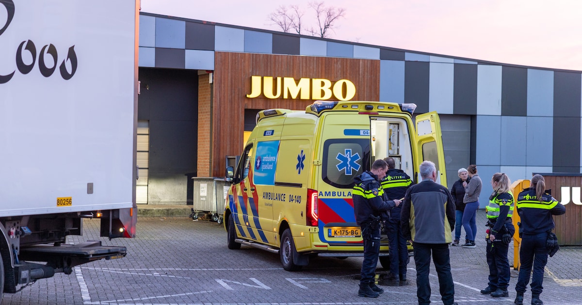 Man met rollator gewond bij aanrijding met vrachtwagen bij Jumbo in Ommen