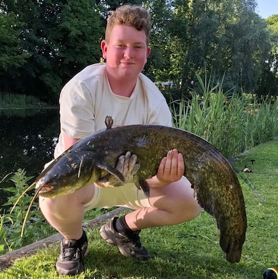 ‘Mijn dobber schoot weg’: Levy (14) vangt gevreesde grachtrover en wordt held van de visclub