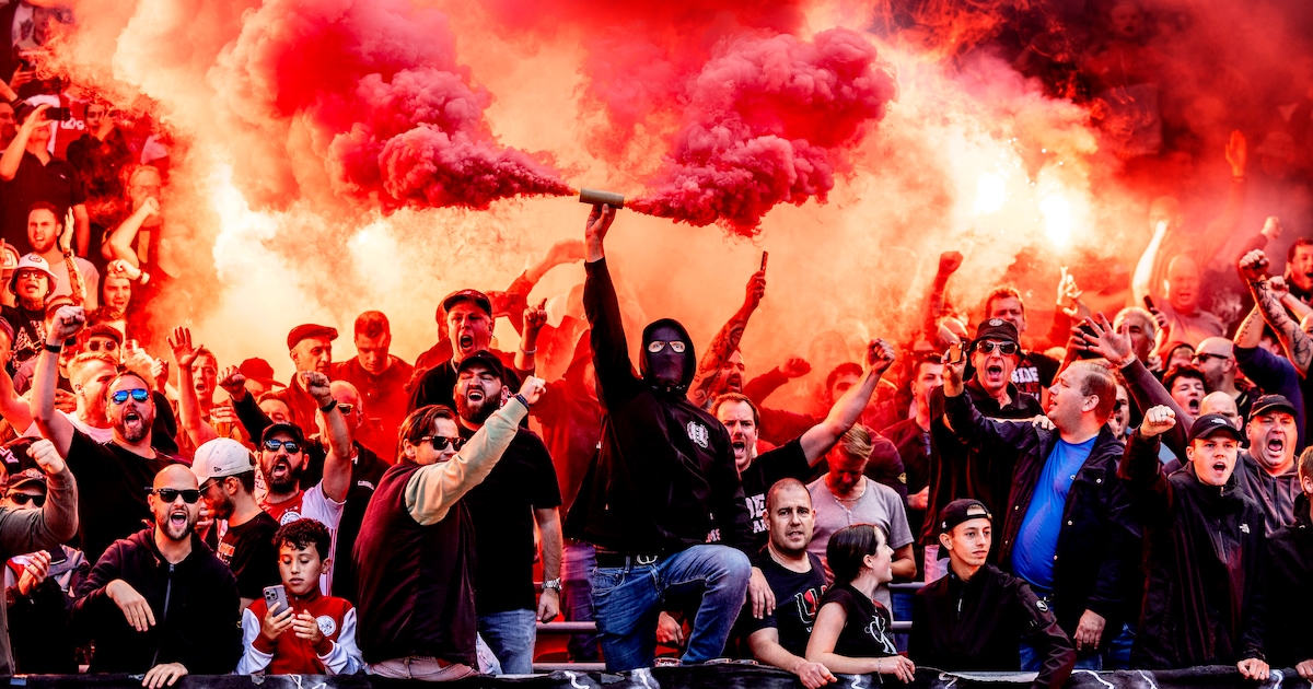 FC Twente-steward handelde in illegale fakkels en mag nu geen stage lopen bij beveiligingsbedrijf