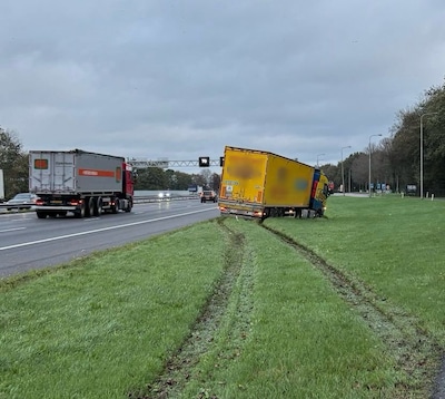 Vrachtwagen strandt in berm naast A28 bij Zwolle