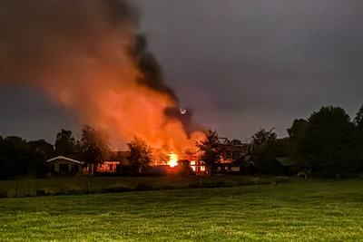 Brandweer blust korte heftige brand in aanbouw woning in Nijkerk