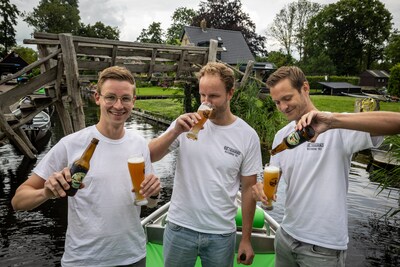Drie vrienden starten op wankelend bootje met wild idee, nu zijn hun bierglazen al niet meer veilig