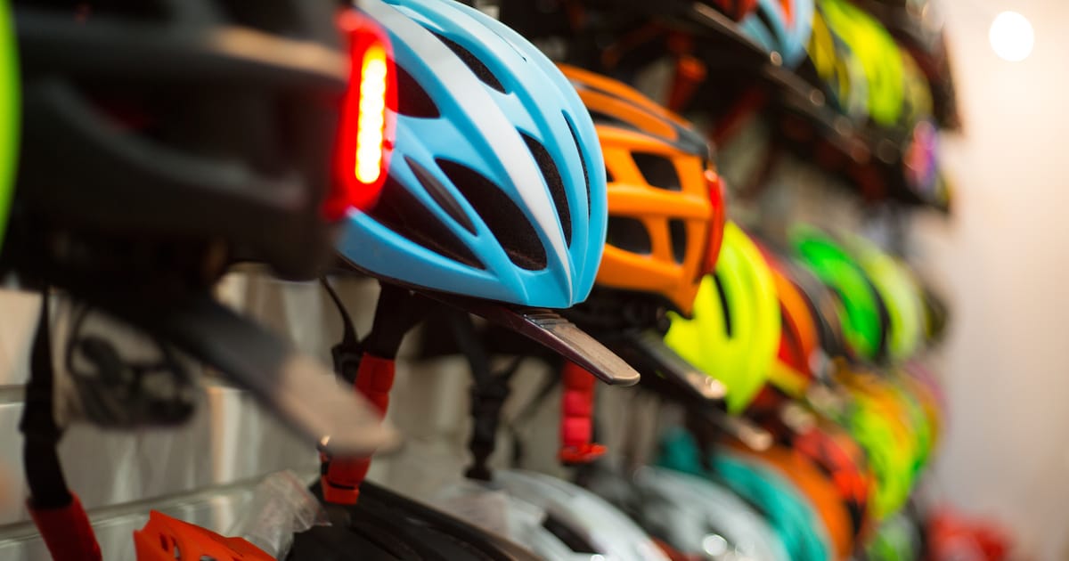 Theo en zijn vrouw delen strafpunten uit op de fiets, en niemand heeft het door