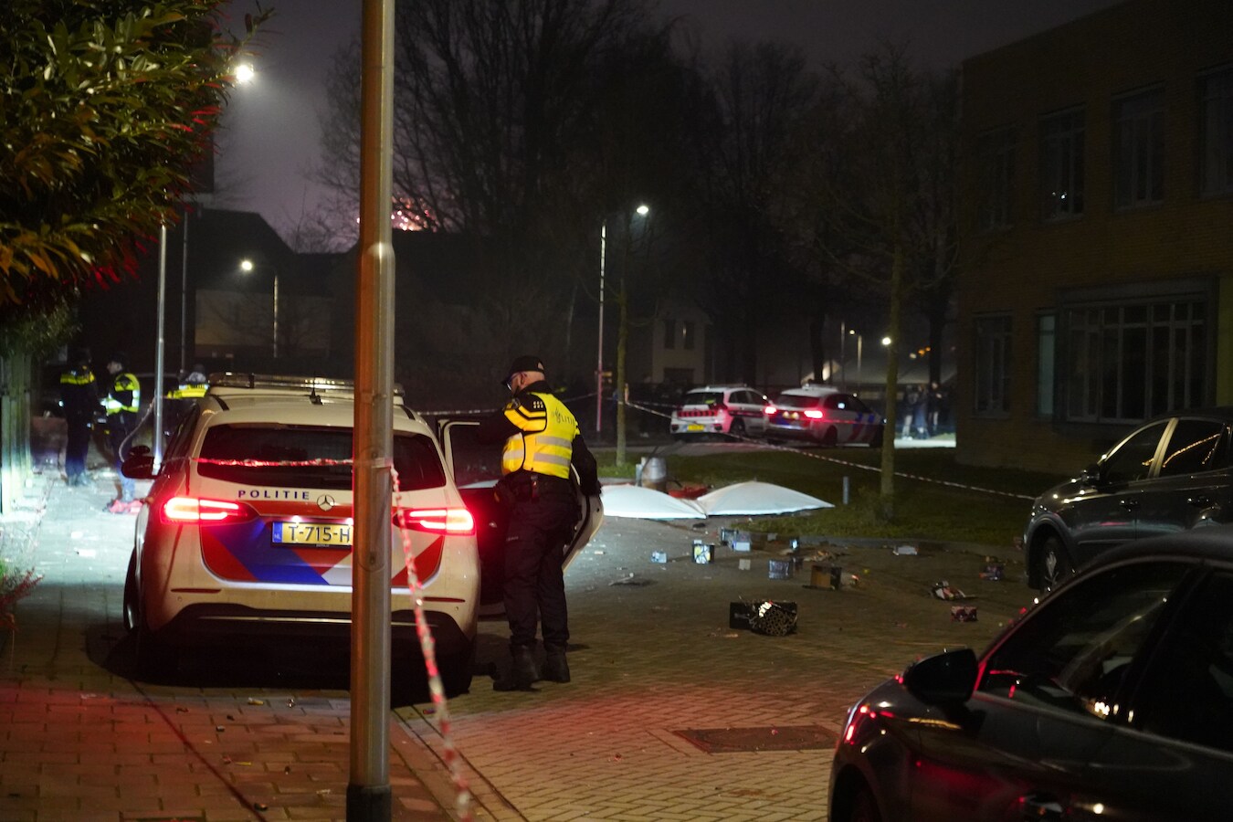 Dode door vuurwerk en ME moet op veel plekken ingrijpen vanwege rellen ...