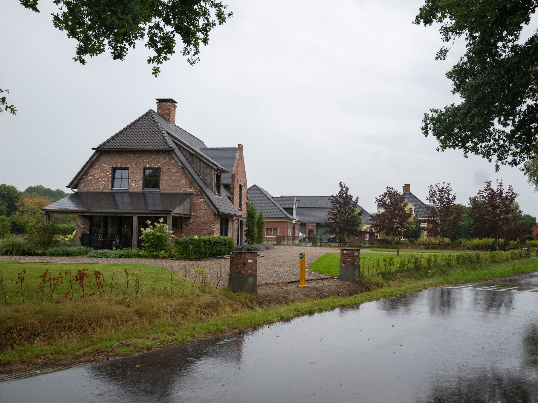 Huis staat verkeerd en nu moet eigenaar van alles weghalen: van opritten tot zonnepanelen
