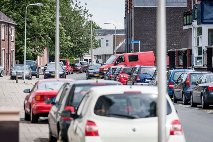 Auto op straat parkeren wordt volgend jaar in Enschede weer iets ...