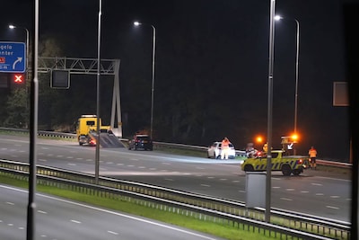 A50 bij Apeldoorn urenlang dicht door stenen op de weg, auto’s beschadigd
