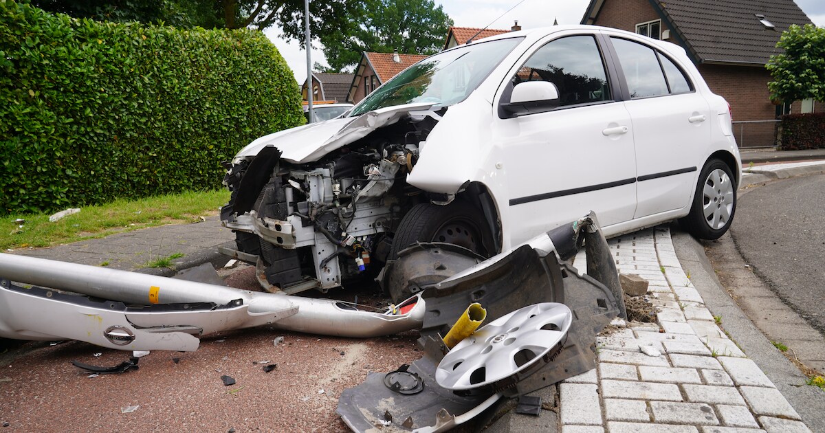 Auto ramt verkeersbord en kunstwerk uit de grond in Vaassen, eindigt tegen lantaarnpaal