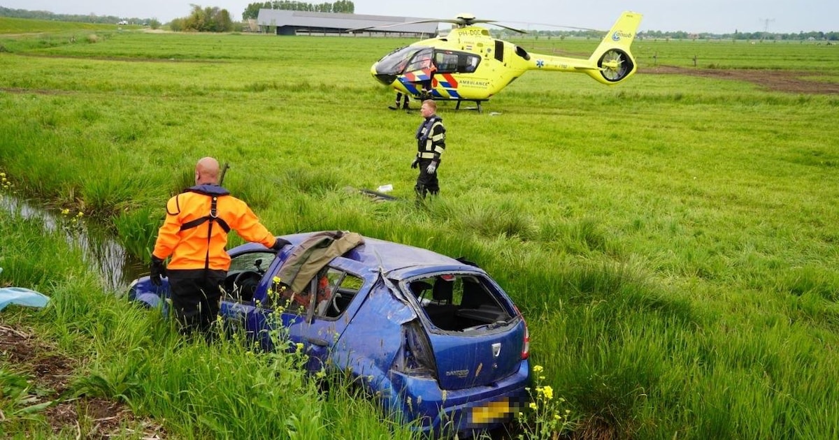 Auto belandt in water in Zwartsluis, traumahelikopter geland