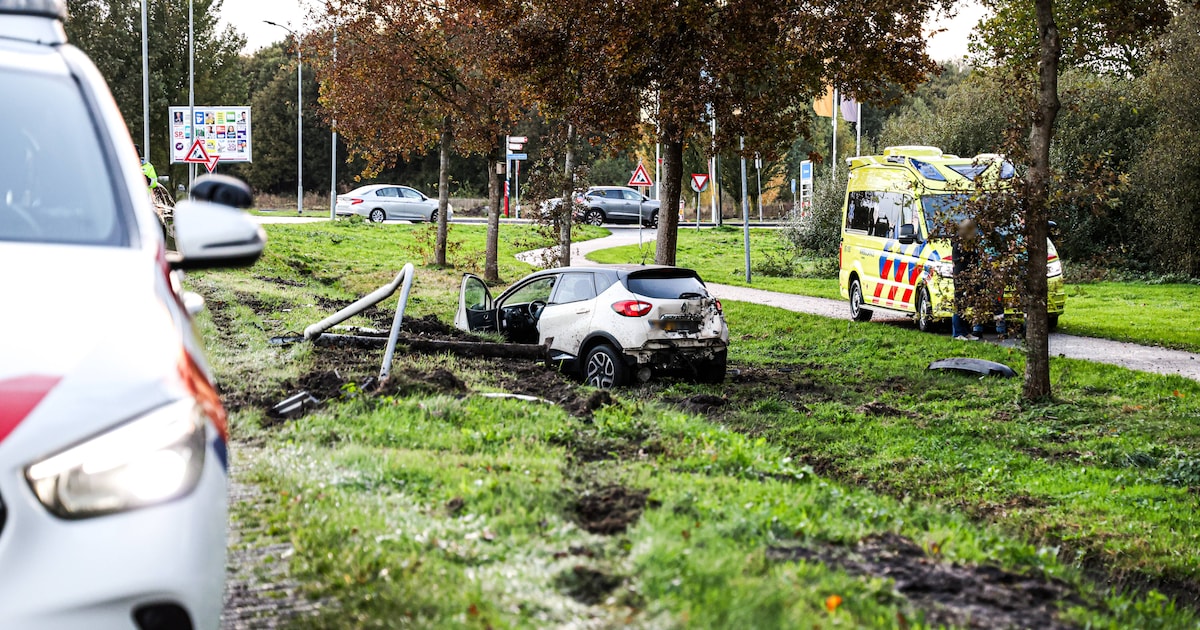 Auto belandt in greppel aan Verlengde Herendijk in Erica