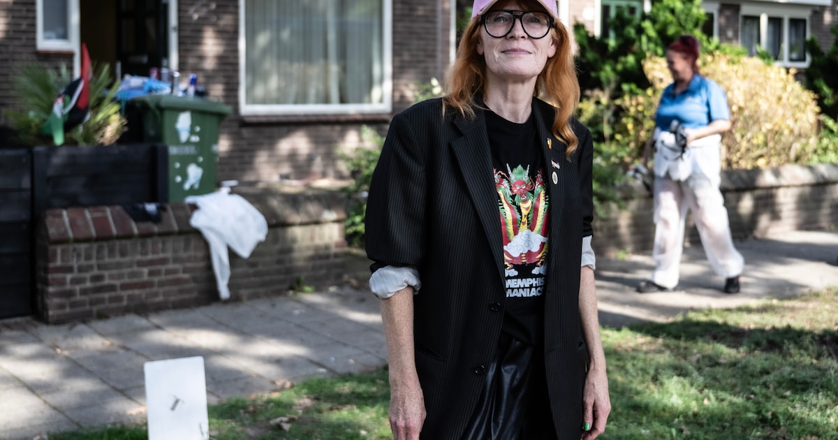 Eenzame buurman ligt dood in huis, na zijn uitvaart blijft Mieke achter met hevige stank en veel vli