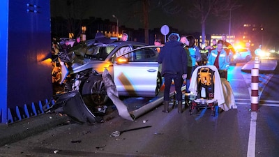 Elektrische auto botst hard tegen brug in Hoogeveen