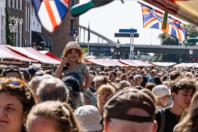 Ruim 100.000 bezoekers voor zonovergoten Deventer Boekenmarkt, bekijk hier de foto’s