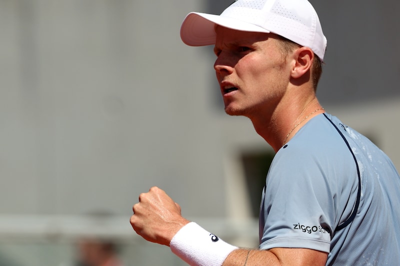 Jesper de Jong against Federico Cina. 