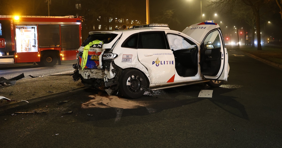 Politieauto in Almelo is onderweg naar melding en botst dan met andere auto