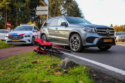 Botsing tussen fietser en auto op de afrit van de A50 bij Beekbergen: vrouw raakt gewond