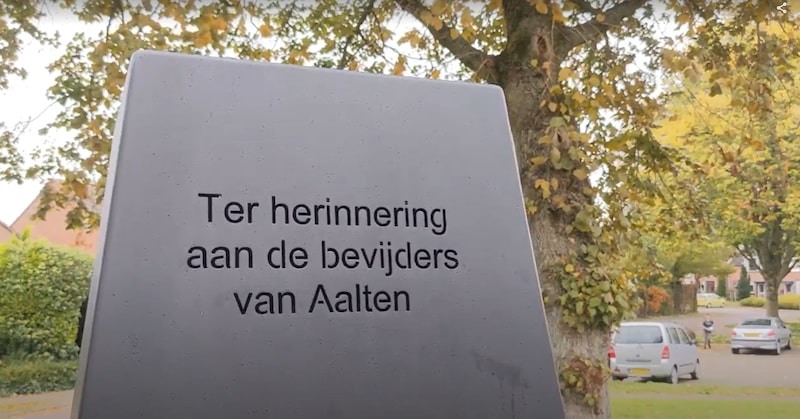 Op het monument ontbreekt de letter 'r' in het woord bevrijders.