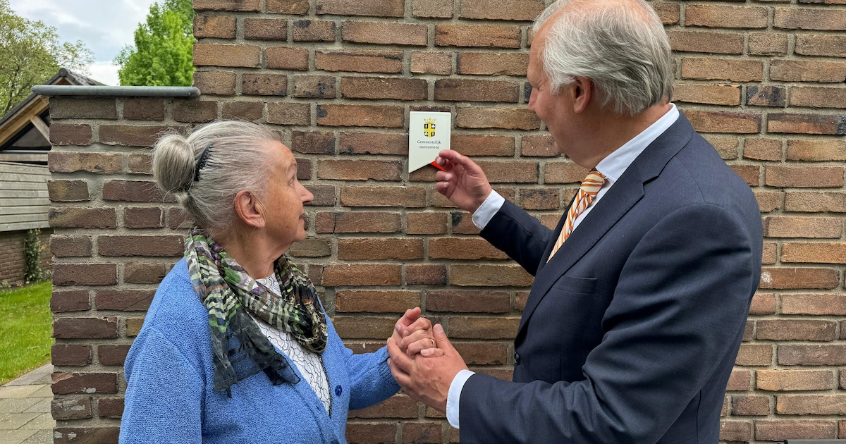 Monumentenschildje voor Hofstedehuis in Raalte