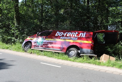 Verhuurbusje belandt in droge sloot aan Postweg in Leusden
