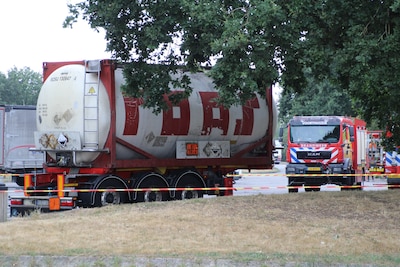 Lekkende vrachtwagen op A1 in Stroe