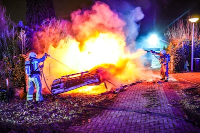 Camper brandt volledig uit op Scheidingsweg in Nieuw-Amsterdam